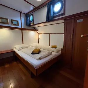 https://hotelboot-zwaan.amsterdamhotelsnl.com